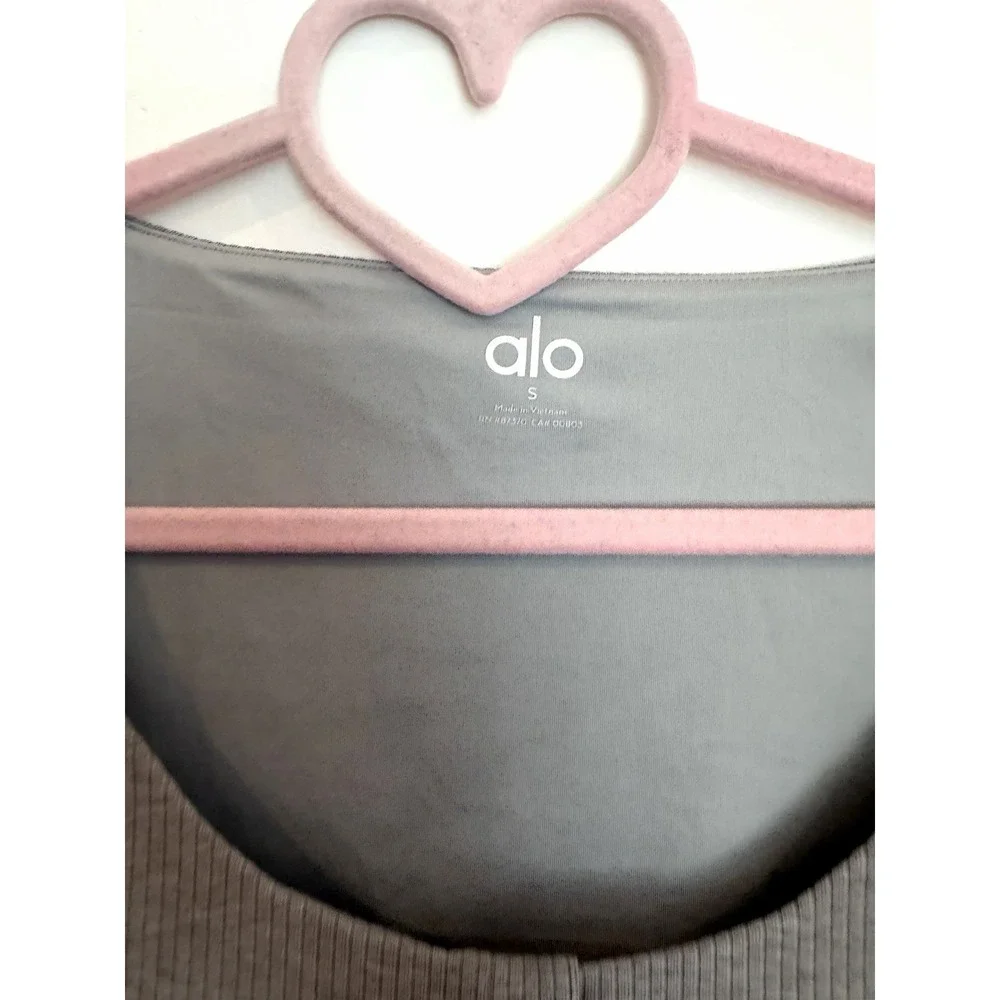 ALO Crop Top Sz S Light Gray Ribbed Knit Scoop Neck Cap Sleeves Henley Bra Top